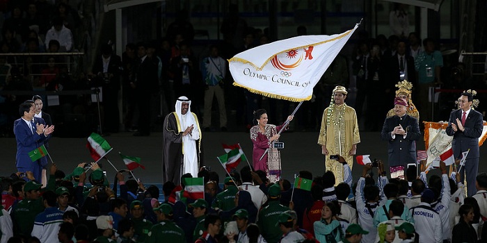 차기 아시안게임 대회지인 인도네시아가 성화와 대회기를 건네받고 있다.