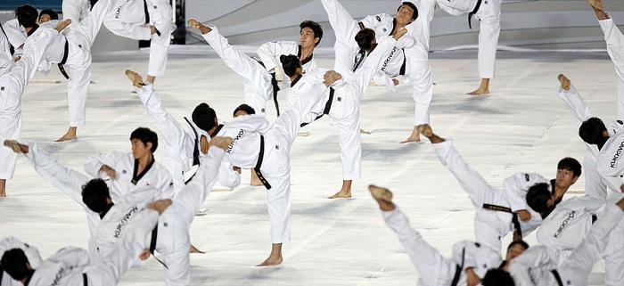 인천아시안게임 폐막식에서 레인보우 합창단, 국립무용단, 국기원 태권도시범단이 공연을 선보이고 있다. 