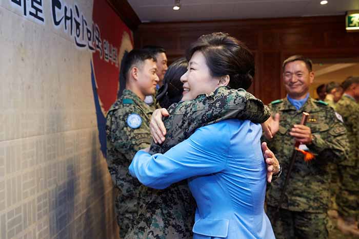 27日，韩国总统朴槿惠参加在亚的斯亚贝巴为派驻南苏丹的韩光部队举行的活动，图为与一名军官拥抱的朴总统。