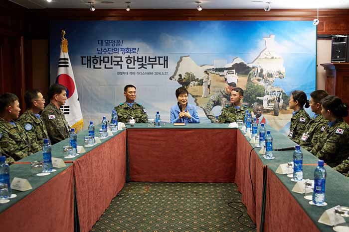 27日，韩国总统朴槿惠参加在亚的斯亚贝巴为派驻南苏丹的韩光部队举行的活动，与军人们进行对话。