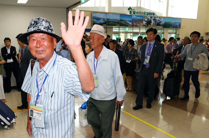 8月20日，第21次离散家属团聚活动第一天，韩方韩方访问团抵达江原高城郡东海航线韩朝出入事务所(CIQ)，正在办理出境手续。图片来源：韩联社