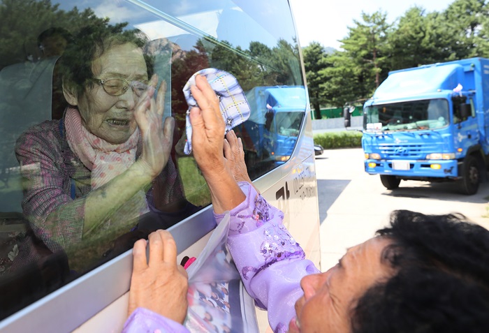 8月22日，在第21次韩朝离散家属团聚活动的最后一天，从金刚山酒店回韩国的韩方韩信子奶奶正与朝方的女儿悲伤道别。图片来源：韩联社