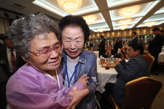8月24日，第21次韩朝离散家属第二次团聚活动的第一天，在金刚山离散家属会面所举行的集体团聚中，朝方梁次玉(音，82岁，左)奶奶抱着朝方的妹妹梁桂玉(音，79岁)奶奶痛哭。图片来源：韩联社