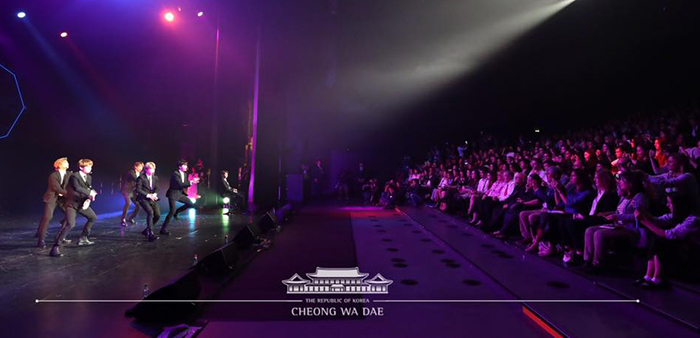 当地时间10月14日，在巴黎特雷西汉姆艺术剧场，韩国防弹少年团正在“韩国音乐之声-韩法友情演唱会”上演出。图片来源：青瓦台