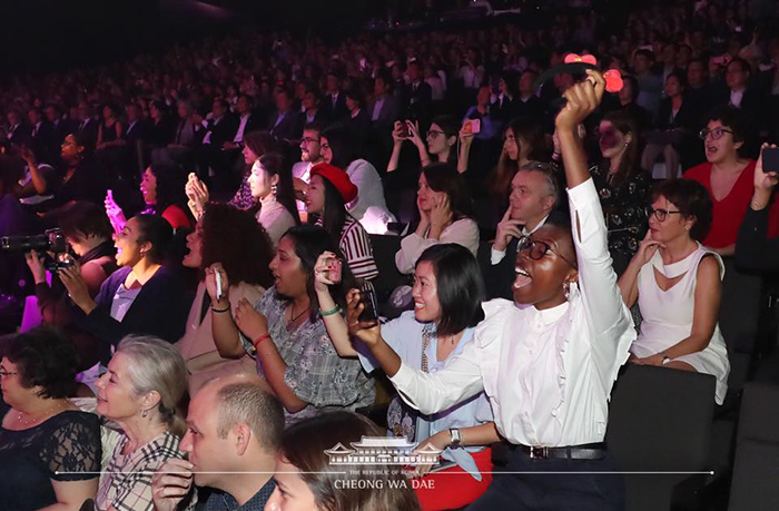 当地时间10月14日，在巴黎特雷西汉姆艺术剧场“韩国音乐之声-韩法友情演唱会”上，观看演出的观众们正在欢呼。图片来源：青瓦台
