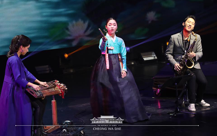 巴黎特雷西汉姆艺术剧场举行的“韩国音乐之声-韩法友情演唱会”上正在为观众们献上国乐演奏。 图片来源：青瓦台