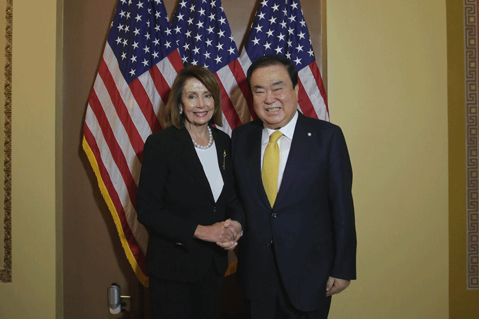 当地时间2月12日，正在美国进行访问的韩国国会议长文喜相(右)会见了美国众议院民主党领袖南希•佩洛西。图片来源：大韩民国国会