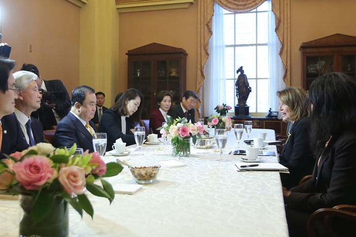 当地时间2月12日，韩国国会议长文喜相(左二)与美国众议院民主党领袖南希•佩洛西举行会谈，并就两国现案交换了意见。图片来源：大韩民国国会