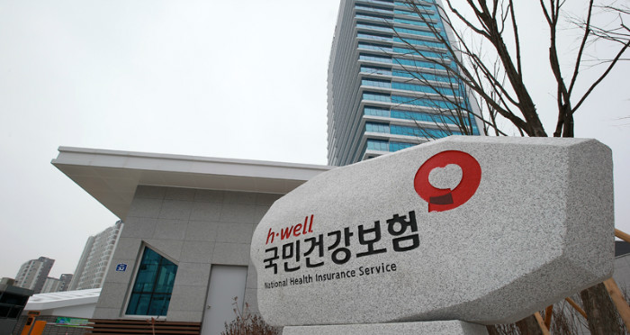 한국에 6개월 이상 머무는 외국인은 다음달 중순부터 건강보험에 의무적으로 가입해야 한다. 국민건강보험공단