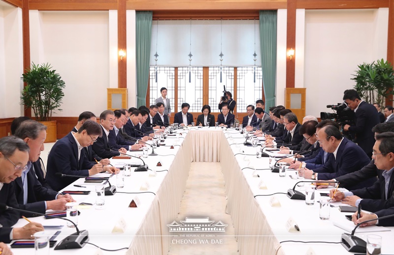 7月10日，韩国总统文在寅在青瓦台邀请经济界主要人士举行了座谈会。图片来源：青瓦台