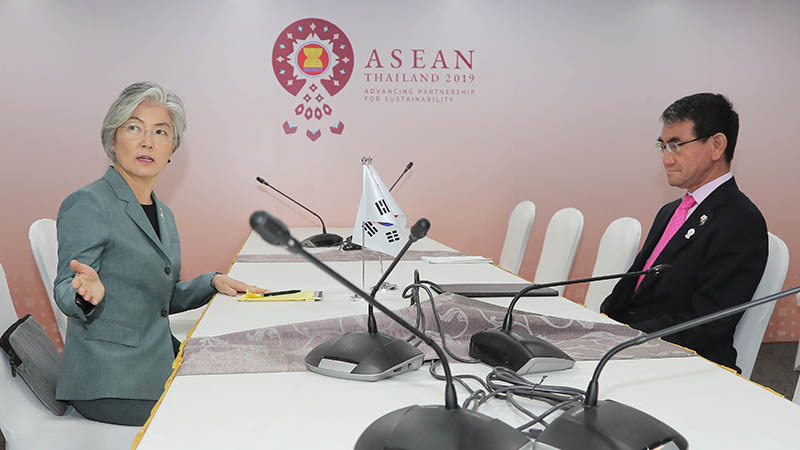 8月1日，为参加东盟地区论坛（ARF）正在泰国进行访问的韩国外交部长官康京和和日本外相河野太郎在曼谷举行了双边会谈。图片来源：韩联社