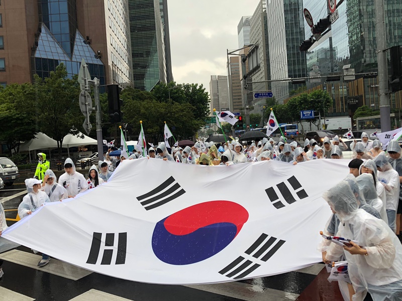 한편, 같은 시각 서울에서도 광복절을 기념해 다양한 행사가 열렸다. 비가 내리는 서울 종로구 보신각에서는 광복절 기념 타종식이 열려 300여명의 학생들과 시민들이 대형 태극기를 들고 만세운동을 재현했다. 김민지 기자