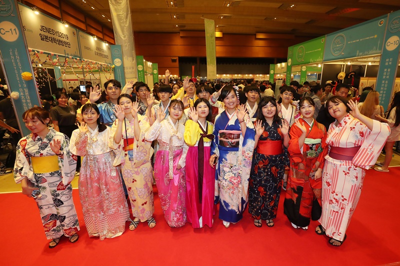9月1日，"韩日庆典2019 in Seoul"在首尔三成洞国际会展中心举行，身穿传统服装的两国志愿者合影留念。图片来源：韩联社