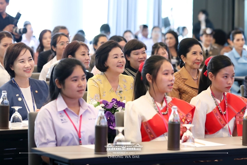 9月2日，韩国总统夫人金正淑女士和泰国总理夫人娜拉蓬•詹欧差在曼谷举行的韩国语演讲大赛上，正在听取参赛者们的发言。图片来源：青瓦台脸书