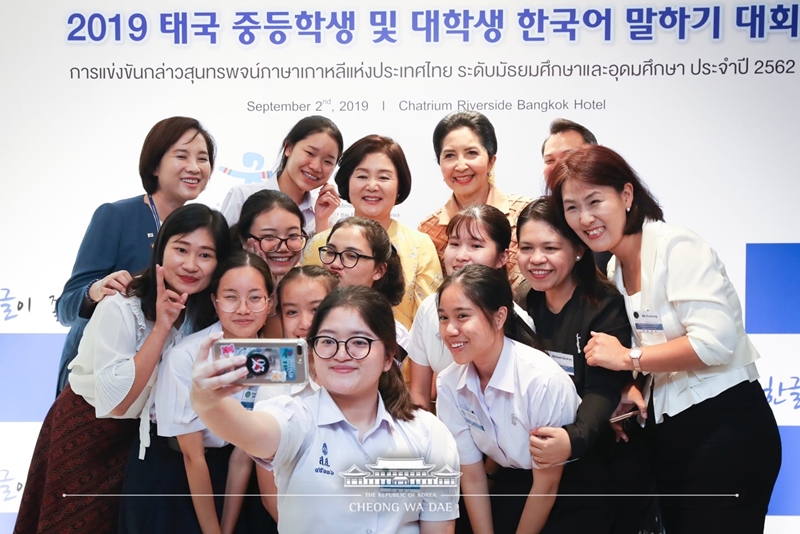 9月2日，韩国总统夫人金正淑女士和泰国总理夫人娜拉蓬•詹欧差一起出席了韩国语演讲比赛，并与学生们自拍留念。 图片来源：青瓦台脸书