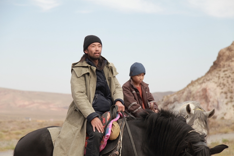 哈萨克斯坦电影《马贼，时间之路》被选为第24届釜山国际电影节(BIFF)的开幕影片。电影讲述了一位爱家的男人在去给孩子们买礼物路上被杀害后发生的故事。图片来源：釜山国际电影节