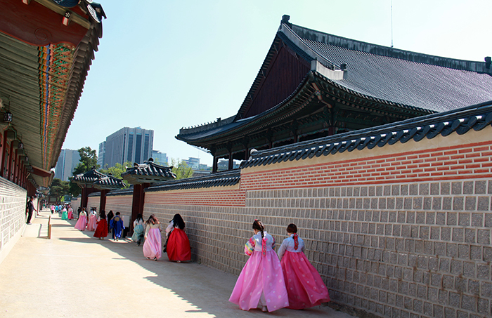 景福宫的丹青与韩服的颜色形成完美地搭配，将古宫点缀得五彩缤纷。