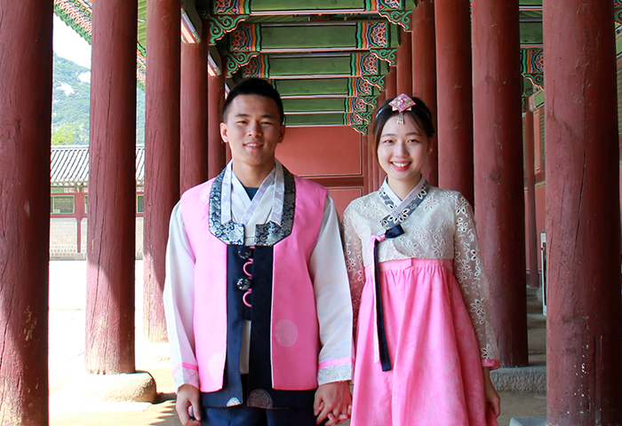 来自香港的一对情侣Tim和 Cynthia表示，平时在Instagram看到很多漂亮的韩服照片，所以这次旅行中特地来体验了一下。