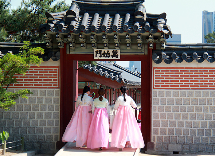 穿韩服的游客们在逛景福宫。