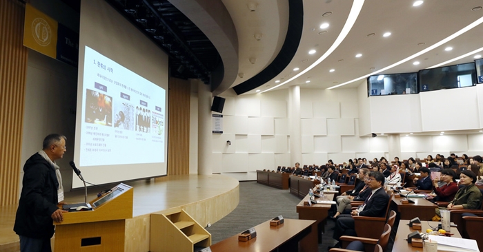 10月12日，在首尔东大门区韩国外国语大学国际馆举行的第19届ITRI国际学术大会上，PMC公司艺术总监宋承桓正在发表主旨演讲。韩宣网记者全汉 摄