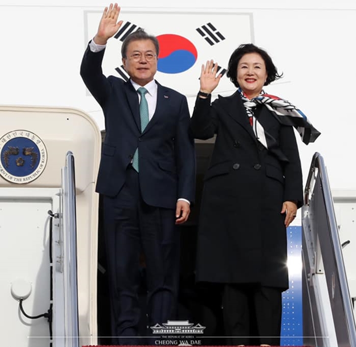 当地时间4月10日，韩国总统文在寅（左）和夫人金正淑乘专机抵达美国华盛顿安德鲁斯空军基地。图片来源：青瓦台
