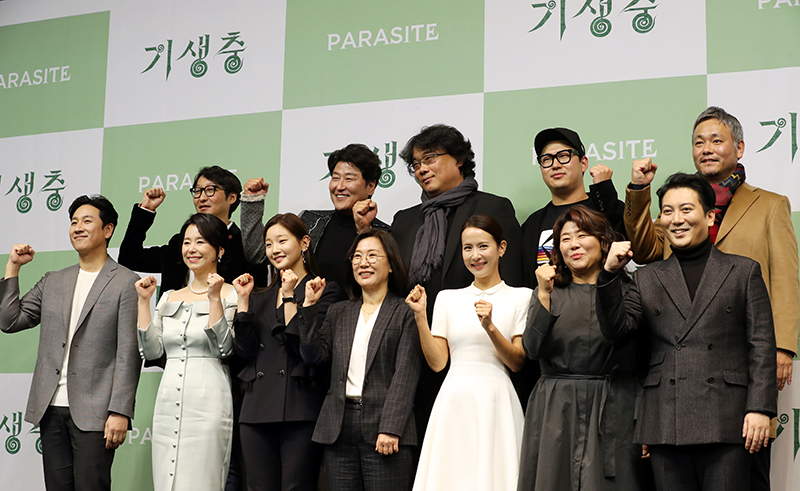 2月19日，在首尔威斯汀朝鲜酒店，电影《寄生虫》演员及制作团队在斩获奥斯卡后，首次在韩国举行了记者会。韩宣网记者全汉 摄