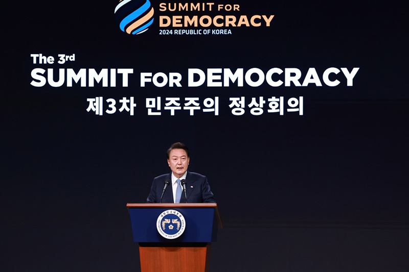 3月18日，在首尔中区新罗酒店举办的第三届民主峰会长官级会议上，韩国总统尹锡悦致欢迎辞。图片来源：韩联社
