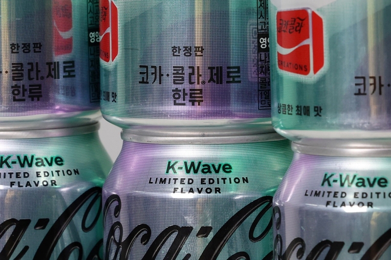 图为，用韩文标注“韩流”“最喜欢的清爽口味”等字样的限量版零糖可口可乐“K-Wave”。 可口可乐公司全球战略总监奥安娜·布拉德于上月20日，在首尔举办的洽谈会上表示，此次推出的可口可乐是从全球最为热情的K-Pop粉丝的无限献身中获得灵感，并将可口可乐零糖和K-Pop的想象力结合在了一起。韩宣网记者全汉 摄