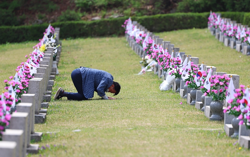 4月19日，来到首尔江北区国立4.19民主墓地的朴赞求（人名均为音译）正在向“4.19运动”时牺牲的哥哥朴赞元的坟墓行叩拜礼。