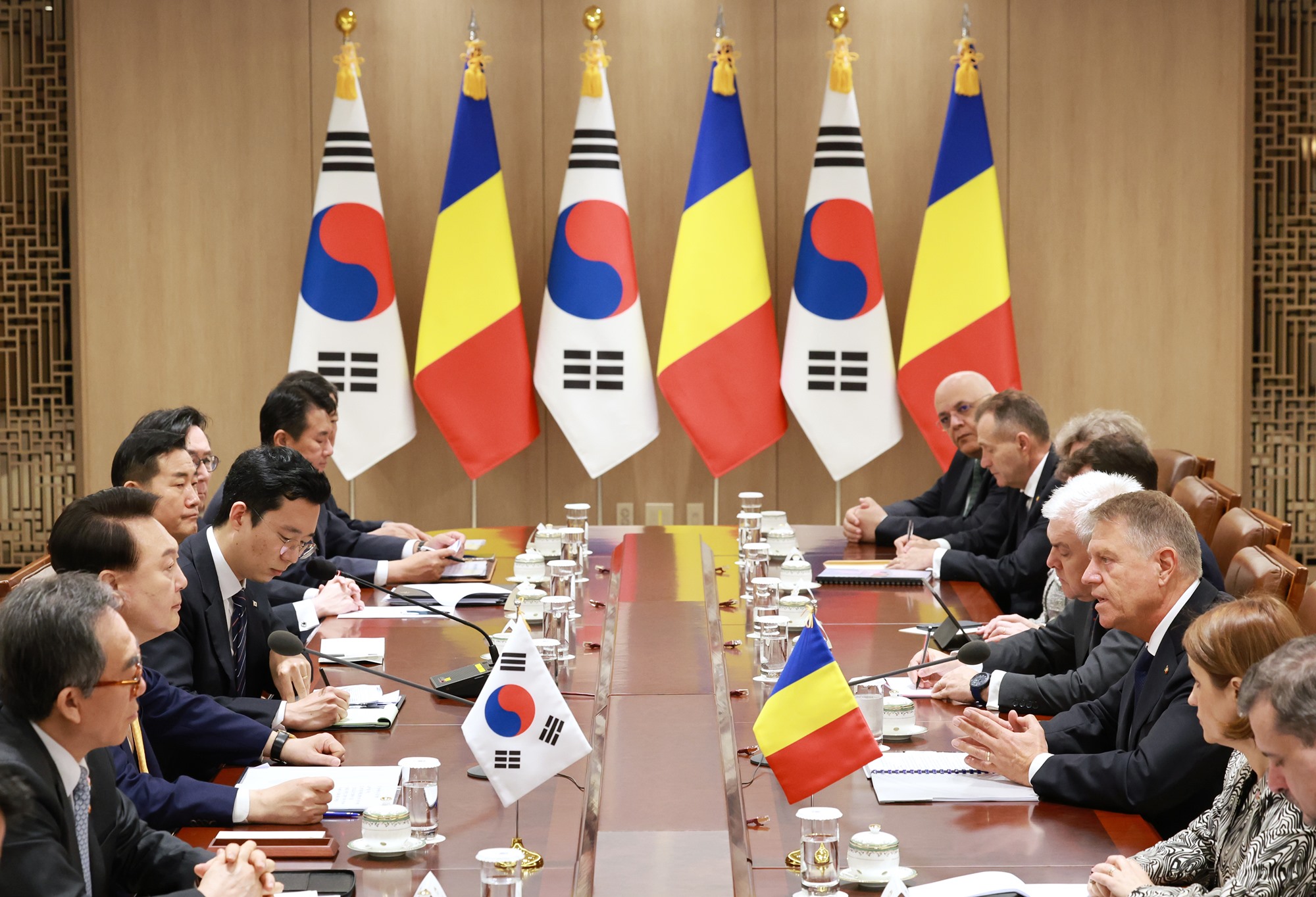 4月23日，在首尔龙山总统室，韩国总统尹锡悦（左二）与罗马尼亚总统克劳斯·约翰尼斯（右三）举行首脑会晤。图片来源：韩联社