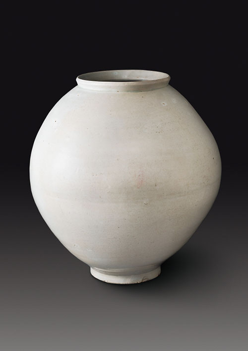 以韩国国内陶瓷拍卖史上的最高价31亿韩元成交的“白瓷大壶”。图片来源：首尔拍卖行