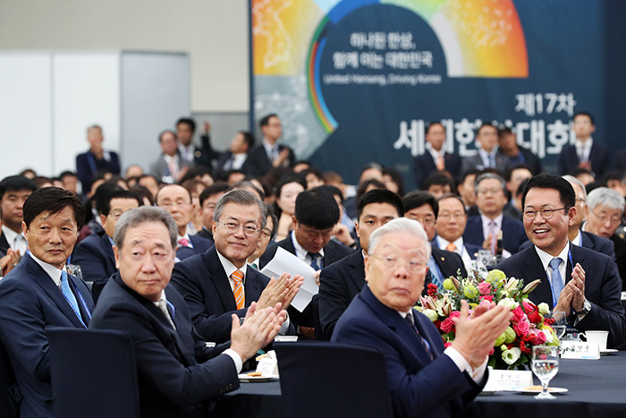 10月23日，在仁川松岛会展中心举行的第17届全球韩商大会开幕式上，韩国总统文在寅与出席者正在一齐鼓掌。今年的韩商大会由来自60多个国家的韩商及国内企业人士参加。图片来源：青瓦台