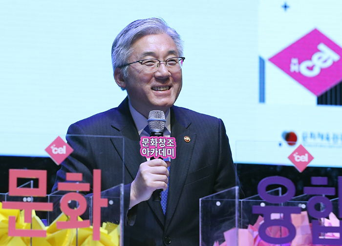 韩国文化体育观光部长官金钟德在BBC广播纪录片“韩国:宁静的文化强国”中强调了文化生产者作为引领韩流的主角具有的力量。图为3月2日,位于首尔文化创造风投企业园区的文化创造学院的第一届创造者开学典礼上,金长官与学生们进行对话。