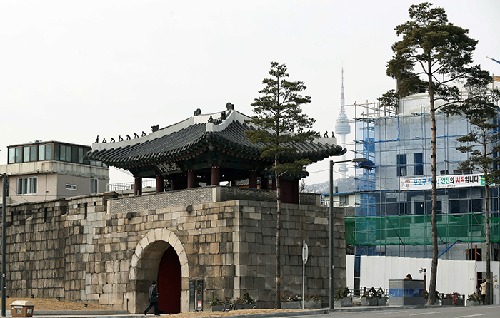 서울성곽 사소문 가운데 하나인 광희문이 39년 만에 일반에게 개방됐다. 18일 개방된 광희문 뒤로 서울 N타워의 모습이 보인다. 전한 기자