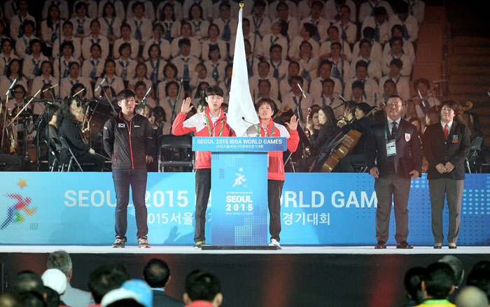 2015 서울 세계시각장애인경기대회 개회식에서 선수와 심판 대표들이 선서를 하고 있다.