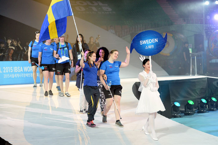 2015 서울 세계시각장애인경기대회 개회식에서 각국대표팀이 입장하고 있다.