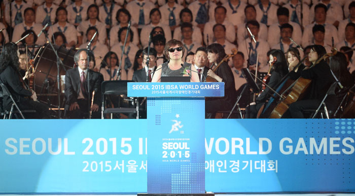 10일 열린 2015 서울 세계시각장애인경기대회 개회식에서 재니 함머쇼이 IBSA회장이 개회사를 하고 있다.