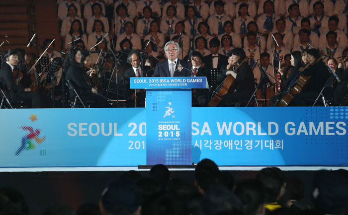 2015 서울 세계시각장애인경기대회 개회식에서 김종덕 문화체육관광부장관이 개막선언을 하고 있다.