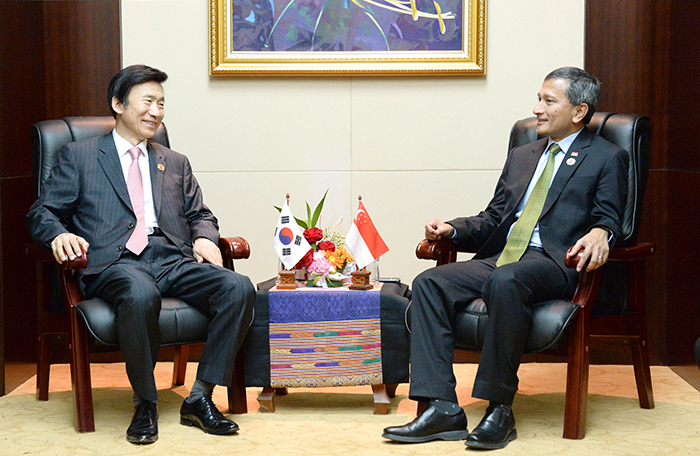 윤병세 외교장관과 비비안 바라크리쉬난 싱가포르 외교장관이 25일 양국간 협력강화 방안을 논의하고 있다.
