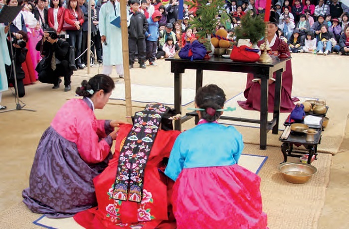 Traditional Wedding. The traditional Korean wedding ceremony largely consists of three stages: Jeonallye, in which the groom visits the bride’s family with a wooden goose; Gyobaerye, in which bride and groom exchange ceremonious bows; and Hapgeullye, where the marrying couple share a cup of wine. The photo shows a bride and groom exchanging ceremonious bows during the Gyobaerye stage of their wedding ceremony.
