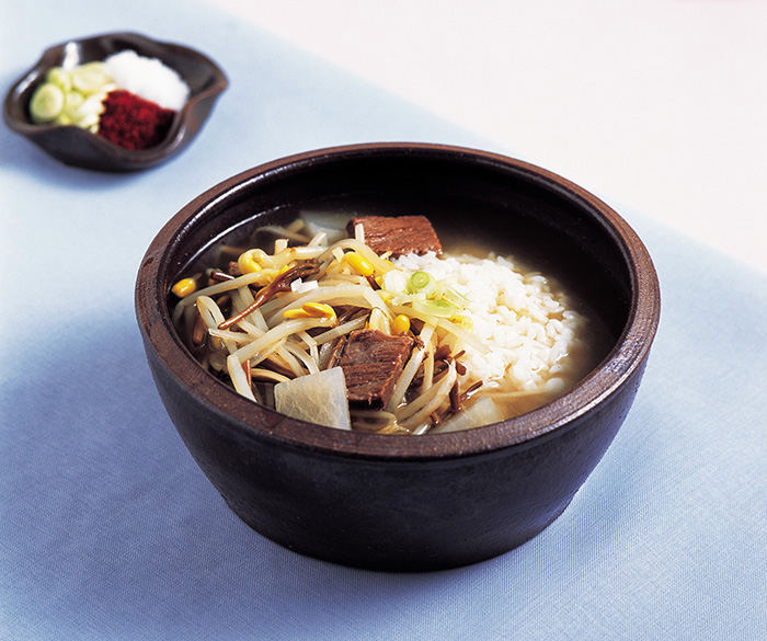 한국의 식문화에서 발달한 장국밥은 밥과 국을 함께 즐길 수 있는 음식이다. 기호에 따라 파, 소금, 고춧가루 등을 넣기도 한다.