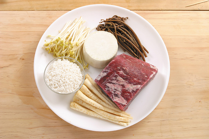 장국밥의 주 재료인 쌀, 쇠고기(사태), 콩나물, 도라지, 고사리, 무
