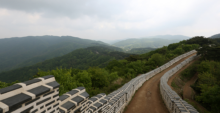 (맨 위부터) 남한산성(南漢山城)의 동문과 서문, 성벽. (사진: 전한) 