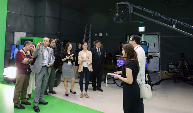 17日，外国记者团访问韩联社，参观了“频道Y”虚拟现实演播室。
