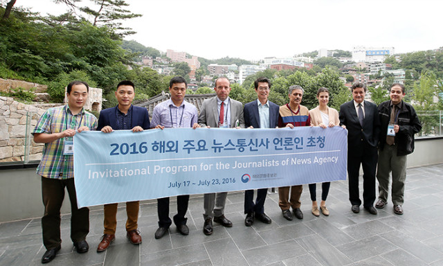 18日，访问韩国的外国记者团会见韩国海外文化弘报院院长金甲洙后一起合影留念。
