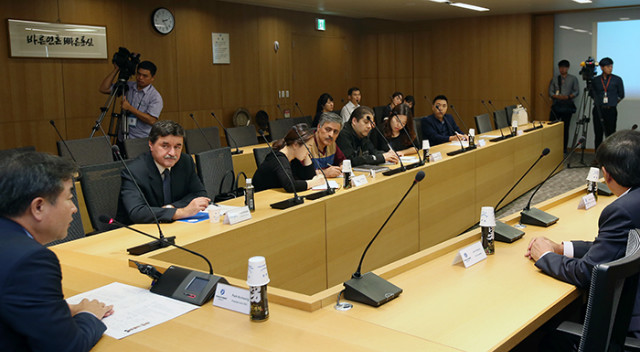 17日，外国记者团访问韩联社，听取韩联社代表理事朴鲁晃的说明。