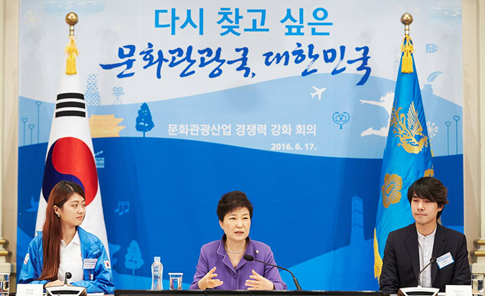 17日，朴槿惠总统在强化文化观光产业竞争力会议上强调了“国民对游客的热情”。