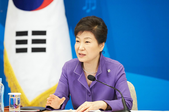 17日，韩国总统朴槿惠在青瓦台举行的强化文化观光产业竞争力会议上发言。