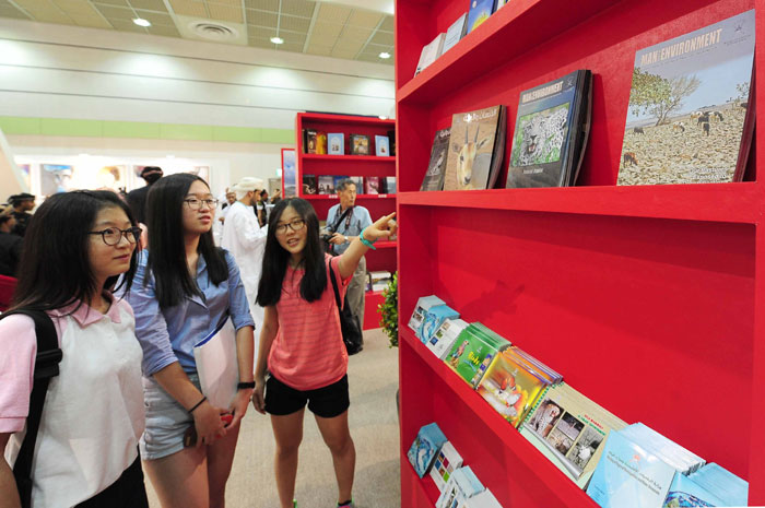18일 코엑스에서 열린 ‘2014 서울국제도서전’에서 관람객들이 도서전에 전시된 책들을 살펴보고 있다. 