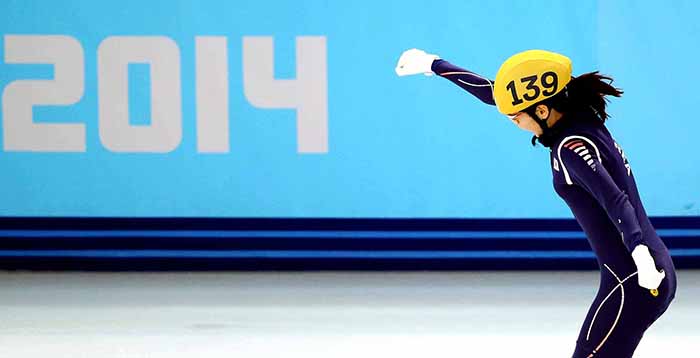 한국 대표팀 심석희가 18일 ‘2014 소치 동계올림픽’ 쇼트트랙 여자 3000m 계주에서 금메달을 확정지은 뒤, 오른손을 뻗으며 환호하고 있다. (사진제공: 대한체육회)